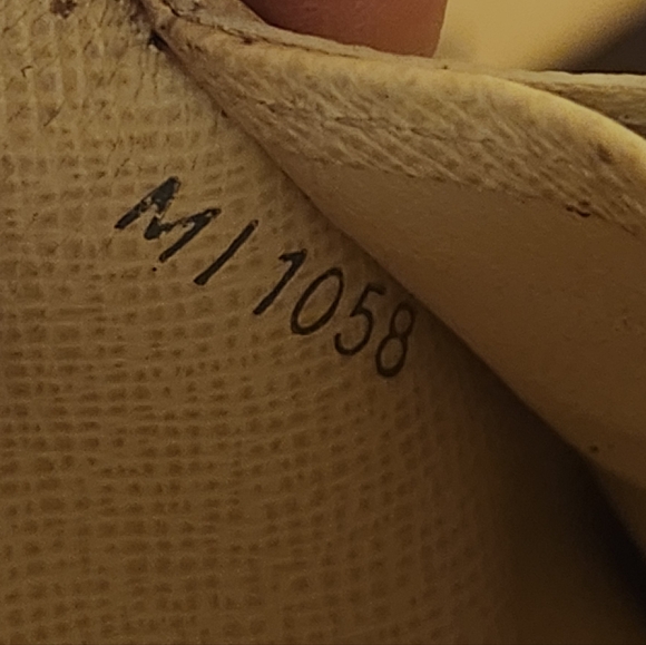 Louis Vuitton Damier Azur Portefeuille Sara Long Wallet - Picture 3 of 10